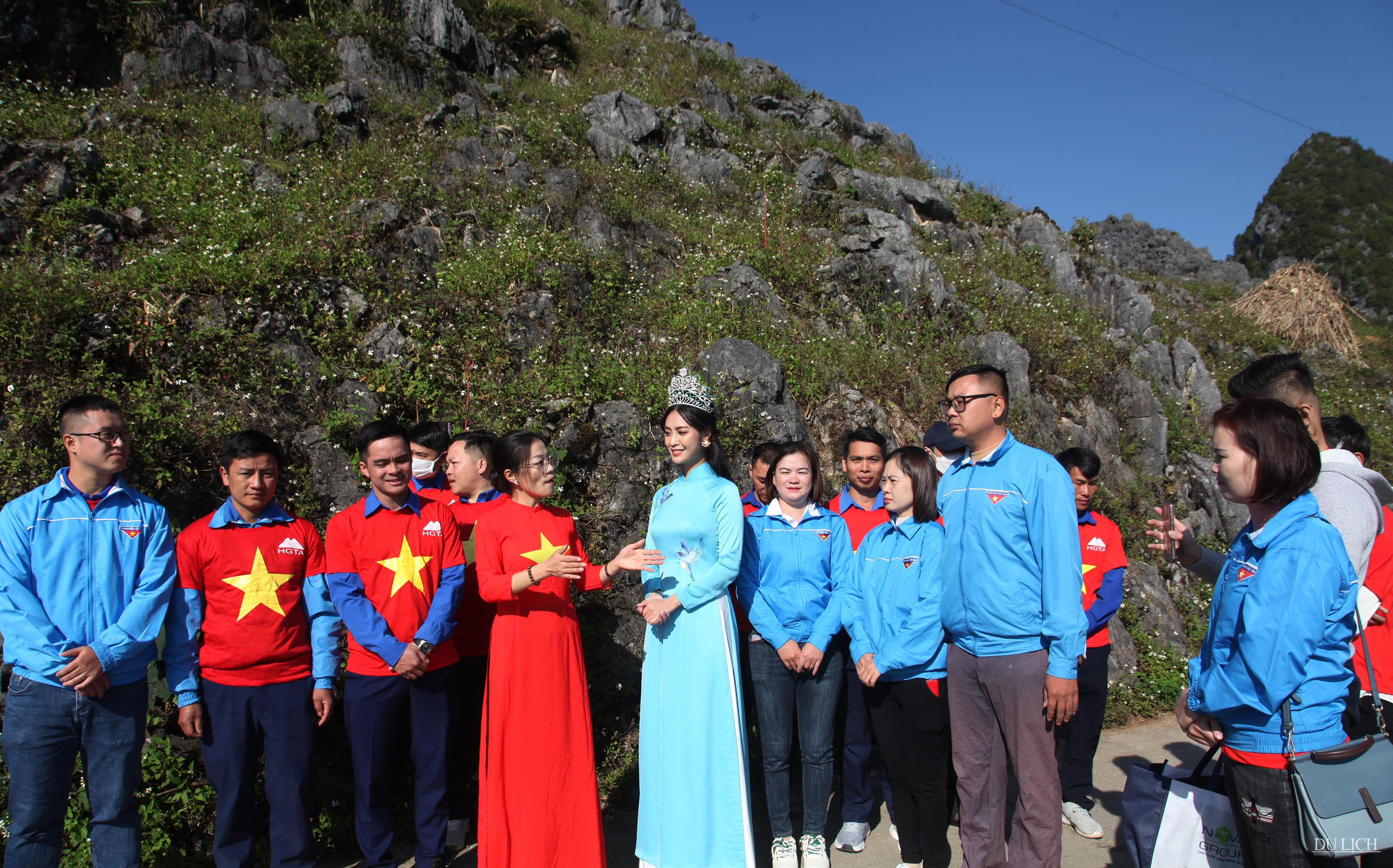 Hoa hậu các dân tộc Việt Nam 2022 Nông Thúy Hằng cùng các doanh nghiệp du lịch, đoàn viên Thanh niên huyện Mèo Vạc nghe giới thiệu về con đường Hạnh Phúc